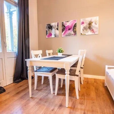 Euphoras - & Stylish - Parking